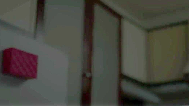 性感亚洲美女在激情场景中被多个猛男狂野操翻