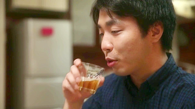 性感亚洲美女在激情场景中被多个猛男狂野操翻