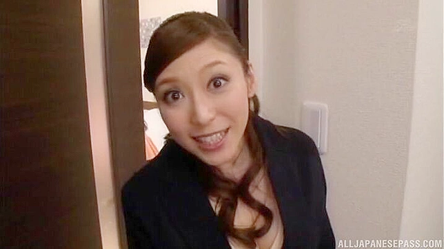 热情的亚洲美女猛烈骑乘，她的阴户闪亮着，她大声呻吟