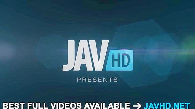 贪婪地吸吮着阳具，她快感中狂野呻吟，疯狂操弄