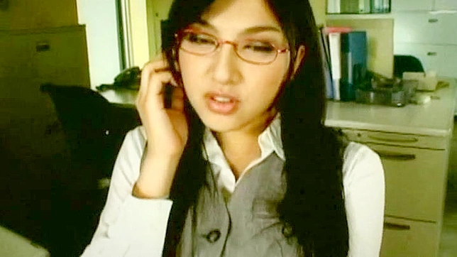 妖艳美女贪婪吞咽粗壮阳具，狂野呻吟达到高潮