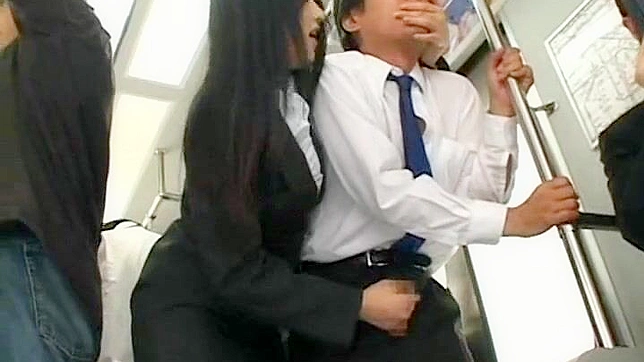 妖艳美女贪婪吞咽粗壮阳具，狂野呻吟达到高潮
