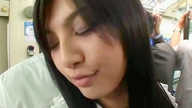妖艳美女贪婪吞咽粗壮阳具，狂野呻吟达到高潮