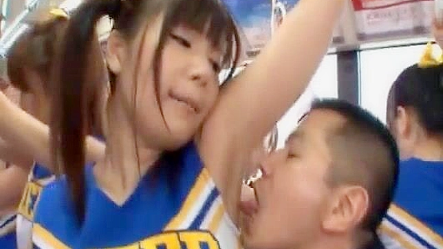 巴士上的狂野群交：火热身体在狭小空间内激情碰撞