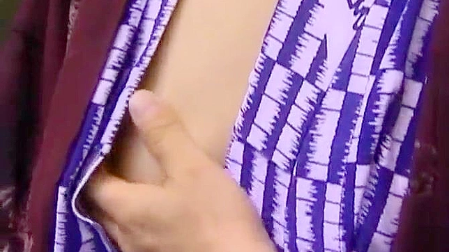 性感少妇的浓密阴毛在 rustic 亚洲天堂深处被猛插