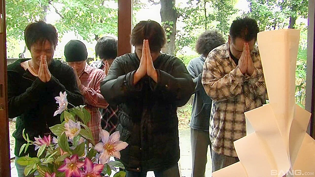 迷人的日本亚洲美女被猛烈撞击，湿透的高潮