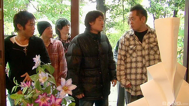 迷人的日本亚洲美女被猛烈撞击，湿透的高潮