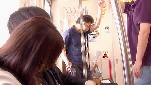 迷人的日本亚洲美女深情地给他口交