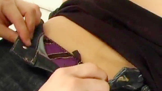 漂亮的亚洲少女被巨大阳具狠狠操弄