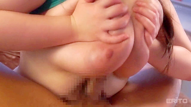 性感亚洲美女在激烈的激情戏中被深深操屁股