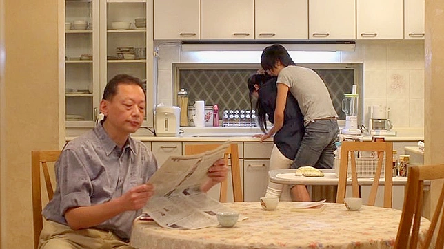 饥渴的贱货被狠狠操翻，四周全是阳具狂射不停