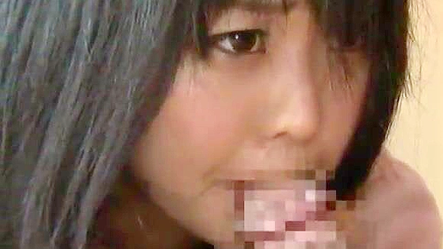 护士用滑嫩的胸部和湿润的私处诱惑病人