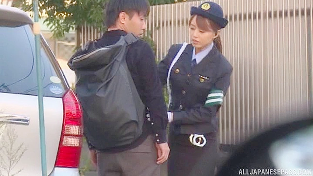 辣警花被变态司机在行驶的车上野蛮操弄