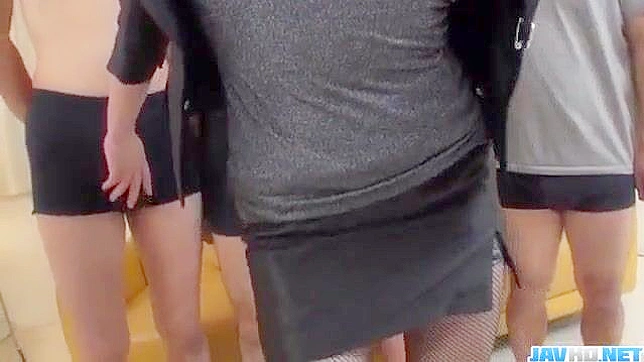 性感的日本亚洲美女在 steamy 场景中热辣狂野地摇摆着她火辣的身体