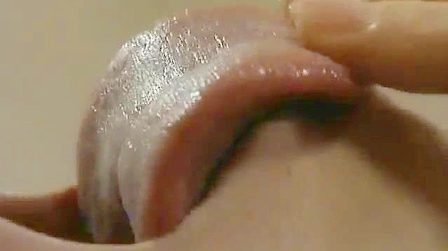 饥渴的日本女人自慰并被玩具挑逗