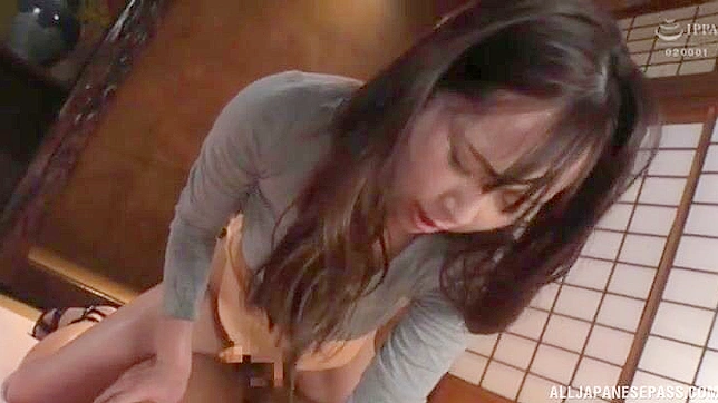 与日本美女长濑美波在卧室里的激烈性爱