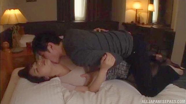 日本性爱机器穿着性感内衣享受美味阳具