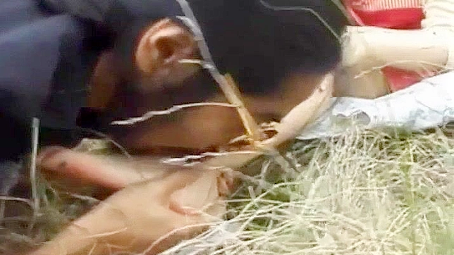 淫荡的日本女人在河边被操毛逼