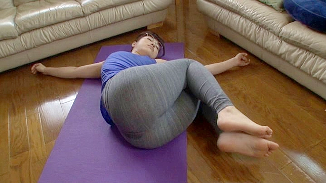 臀部迷人的市川真美喜欢男生们摸她