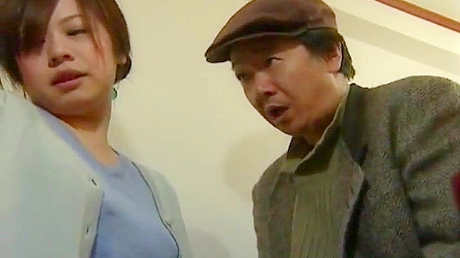 怪大叔让女孩摸他的屌并在厨房里操她