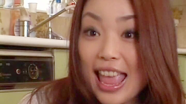 女孩与两个渴望感受她多毛阴道的男人做爱