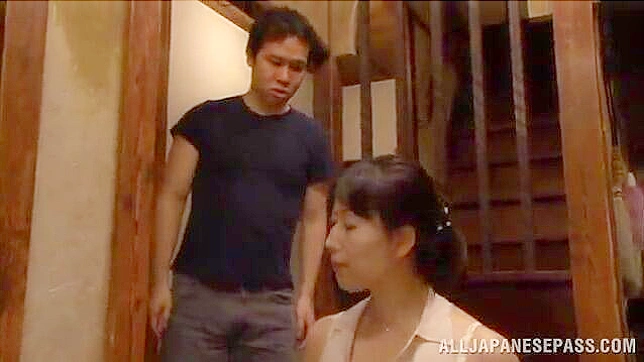 戴眼镜的性感熟女黑木一花被摸个遍