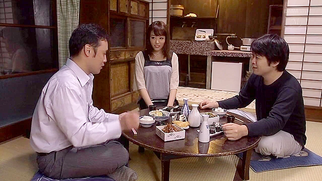 调皮的亚洲女孩喜欢玩弄她那湿漉漉的地方