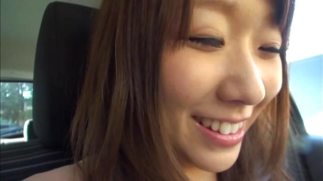 Hot Japanese bombshell deepthroats her lover?s cock in a car 2