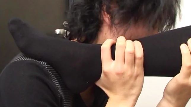 Reiko Sawamura enjoys a finger fuck