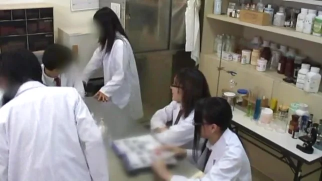 Teen schoolgirl friends in glasses help to jerk him off