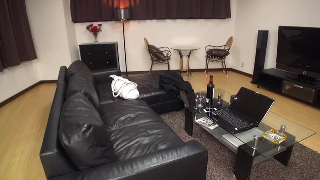 Harsh fuck on the couch with young Asian, Hitomi Inoue 2