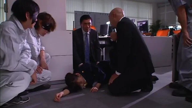 Saki Kouzai sucking several huge dicks 2