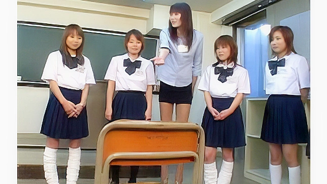 甜美的亚洲少女首次探索男性解剖学的奥秘