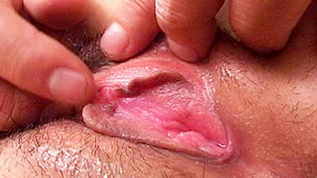 性感美女湿漉漉的亚洲小穴被狠狠抽插并注入精液