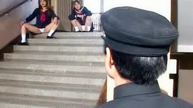 三位狂野亚洲女孩与幸运邮差的激情邂逅