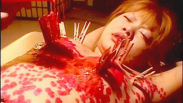 性感亚洲绳缚：鞭打激情体验