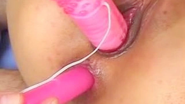 饥渴的亚洲美女用肥大的阳具猛干她的紧致屁股。