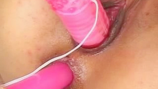 饥渴的亚洲美女用肥大的阳具猛干她的紧致屁股。