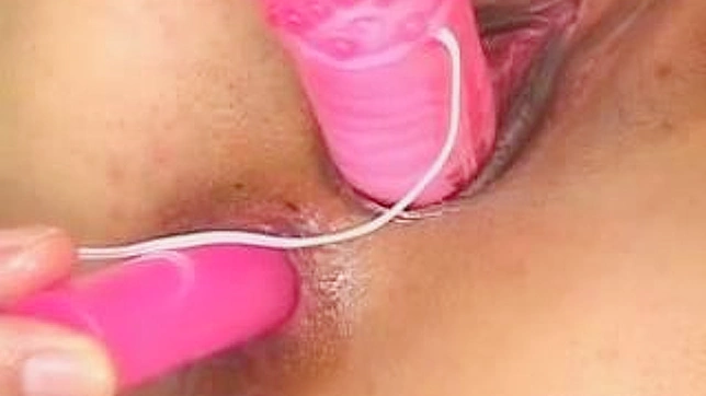 饥渴的亚洲美女用肥大的阳具猛干她的紧致屁股。