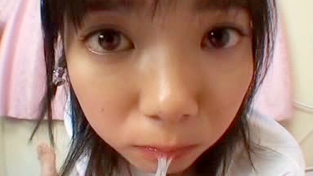 可爱的亚洲少女展示她如何成为出色的口技高手