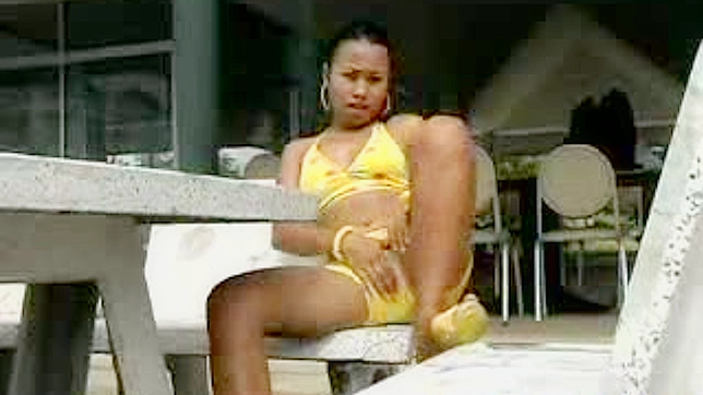 狂野亚洲美女在公共场合展示她的紧致阴道