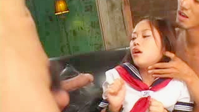 放荡的亚洲多人喷射：顺从女孩浑身沾满精液
