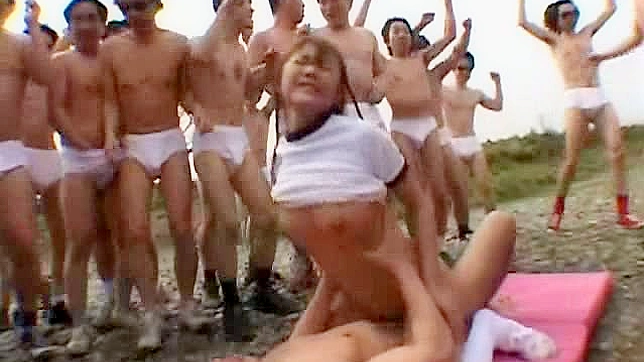 年轻亚洲少女被一群饥渴男轮流狂干