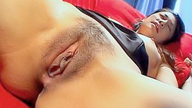 调皮的亚洲模特被深深插入并乐在其中